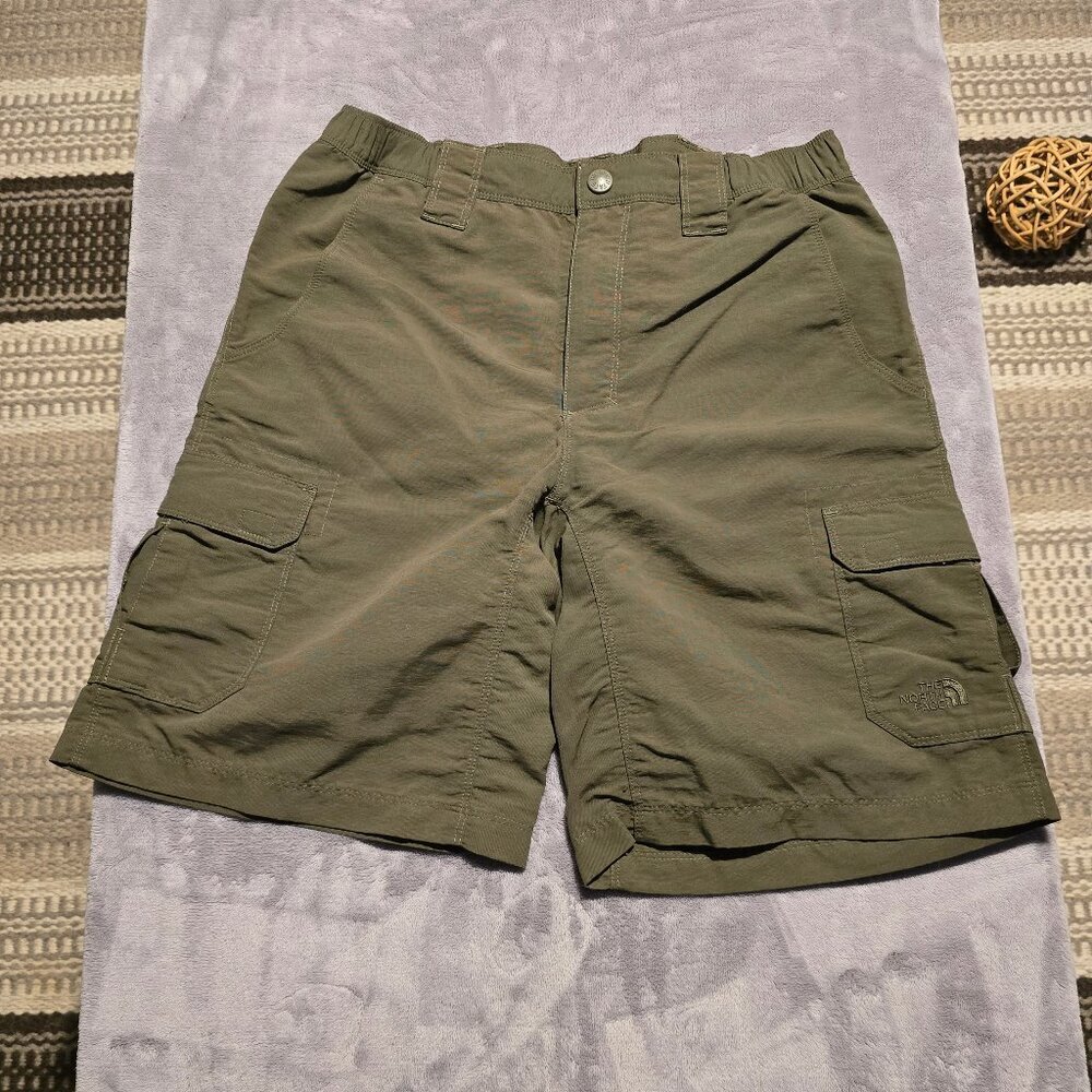 The North Face olive drab lightweight shorts mens size small